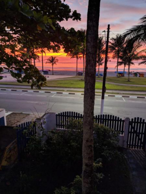 Casa c churrasq e wifi, frente ao mar em Bertioga